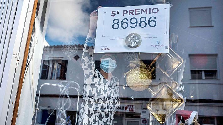 Telediario 1 - Los quintos premios, 86.986, 37.023, 19.371, 49.760, 55.483, 28.674, 43.831 y 31.617, reparten millones