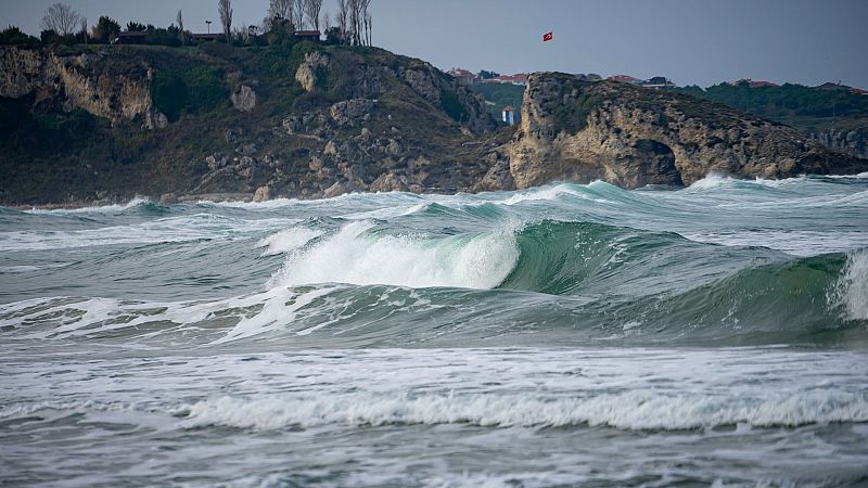 Viento fuerte o con intervalos de fuerte en el litoral de Galicia - Ver ahora