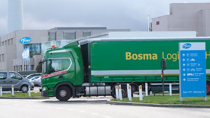 Telediario 1 - Un camión con las primeras dosis de la vacuna de Pfizer ya se dirige a España