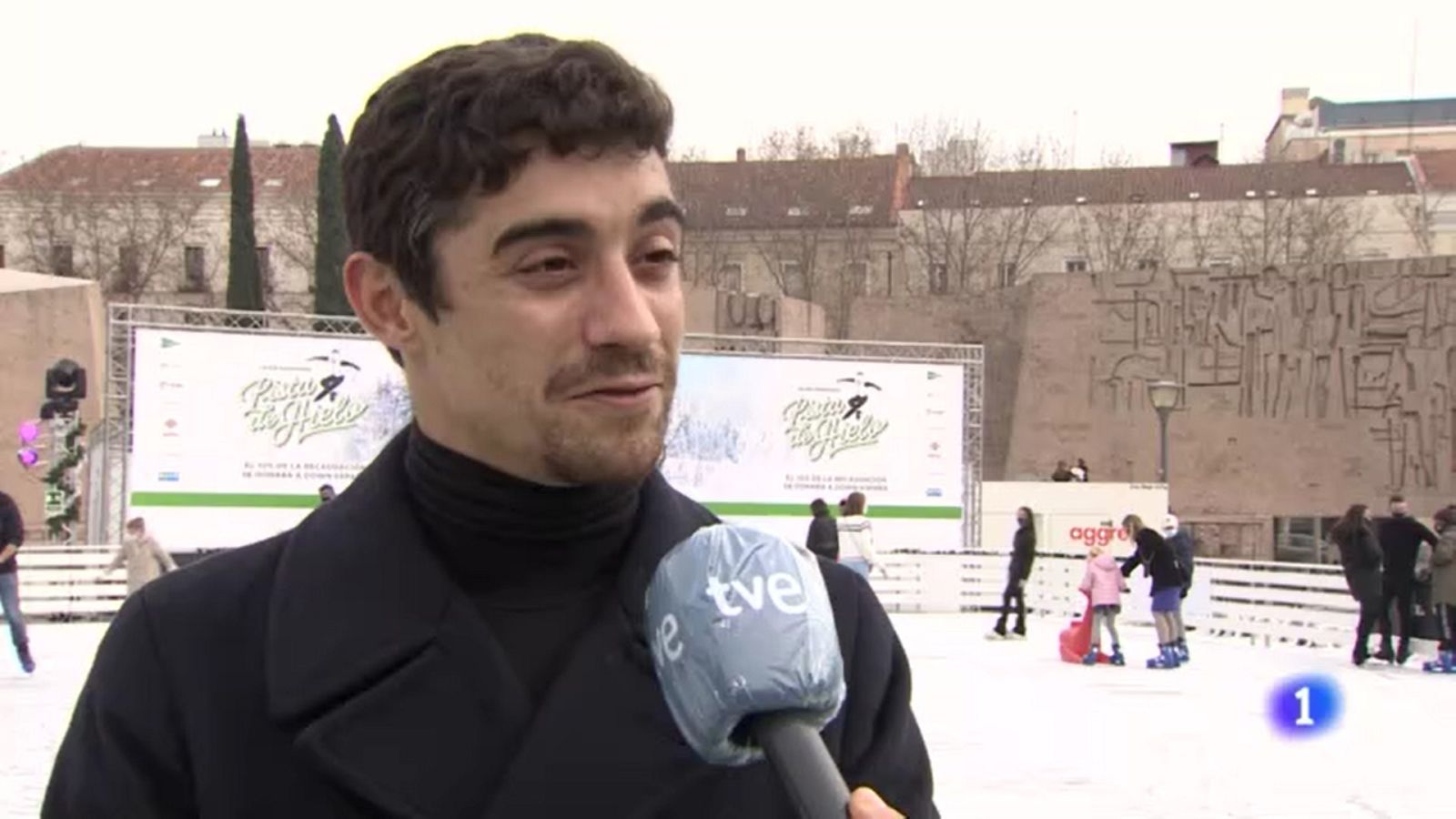 Javier Fernández inaugura pista de hielo navideña en la Plaza de Colón