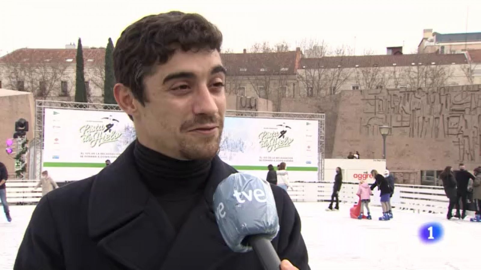 Javier Fernández inaugura pista de hielo navideña en la Plaza de Colón