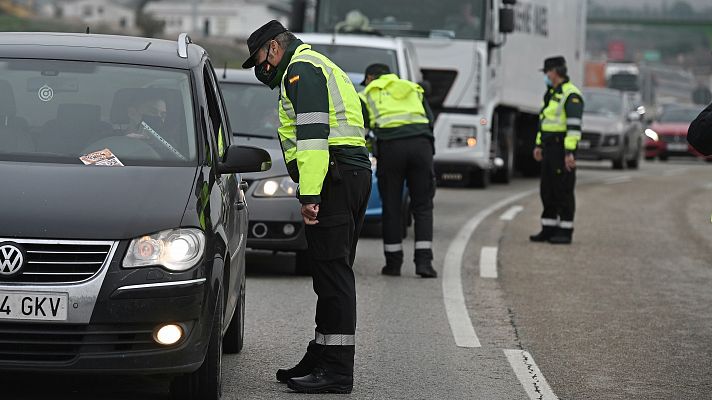 Telediario 1 - Controles en carreteras y estaciones para que se cumplan las restricciones navideñas