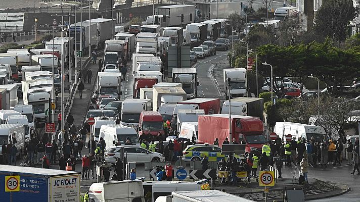 Telediario 1 - Más de 2.000 transportistas españoles atrapados en Dover