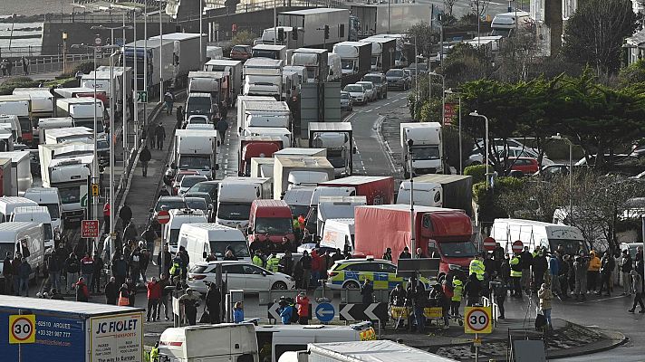 Más de 2.000 transportistas españoles atrapados en Dover