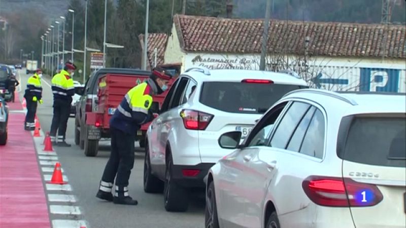 Els controls policials han provocat llargues cues a l'entrada sud de Ripoll a la C-17