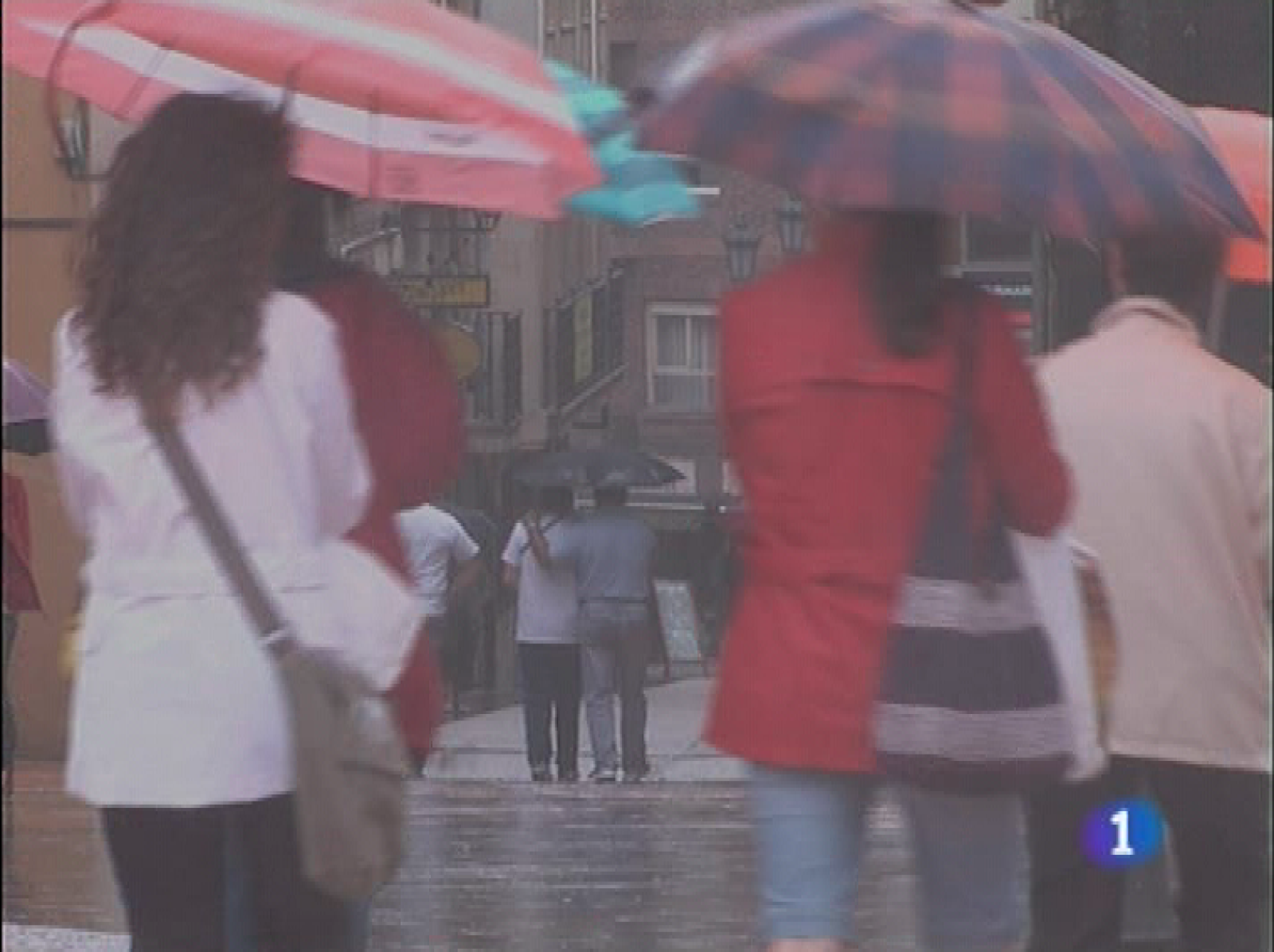 Bajo la lluvia, las vacaciones en Asturias terminan para unos, comienzan para otros. Trescientos cincuenta mil desplazamientos en las carreteras asturianas, entre esta tarde y la medianoche del lunes, es la previsión que ha hecho la Jefatura Provincial de Tráfico. Hoy, la Unión de Consumidores de España ha hecho análisis en Oviedo de la situación del mercado eléctrico, al cumplirse un mes de su liberalización; asegura la UCE que las compañías ofrecen el mismo servicio por un precio prácticamente idéntico. Y sigue igresado en la UCI del Materno Infantil de Oviedo -estable, dentro de la gravedad- el bebé que se precipitó accidentalmente desde la ventana de un tercer piso de Oviedo.  