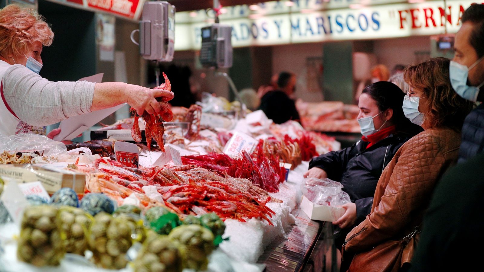 Besugo y percebes, lo más caro de la compra de Nochebuena