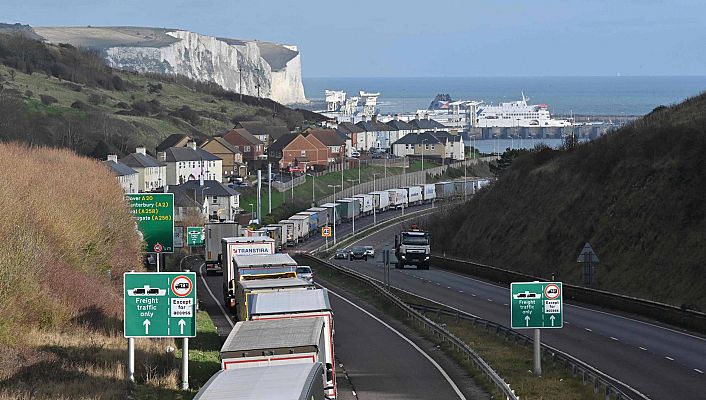 Telediario 1 - Frustración entre los miles de transportistas que siguen varados en torno a Dover