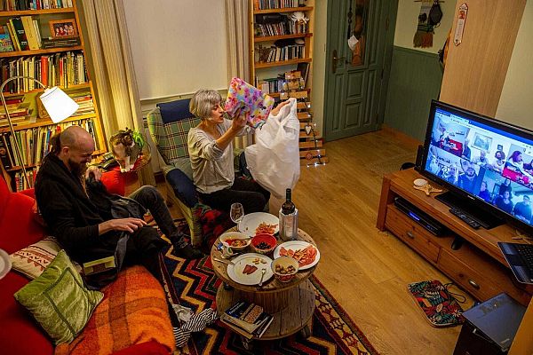 Telediario 1 - Pocos invitados y muchas precauciones en esta atípica cena de Nochebuena