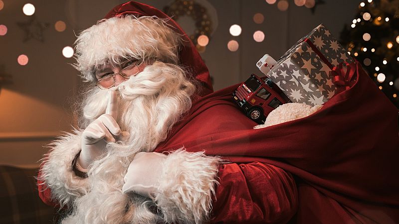 Los niños abren con emoción los regalos que les dejó Papa Noel