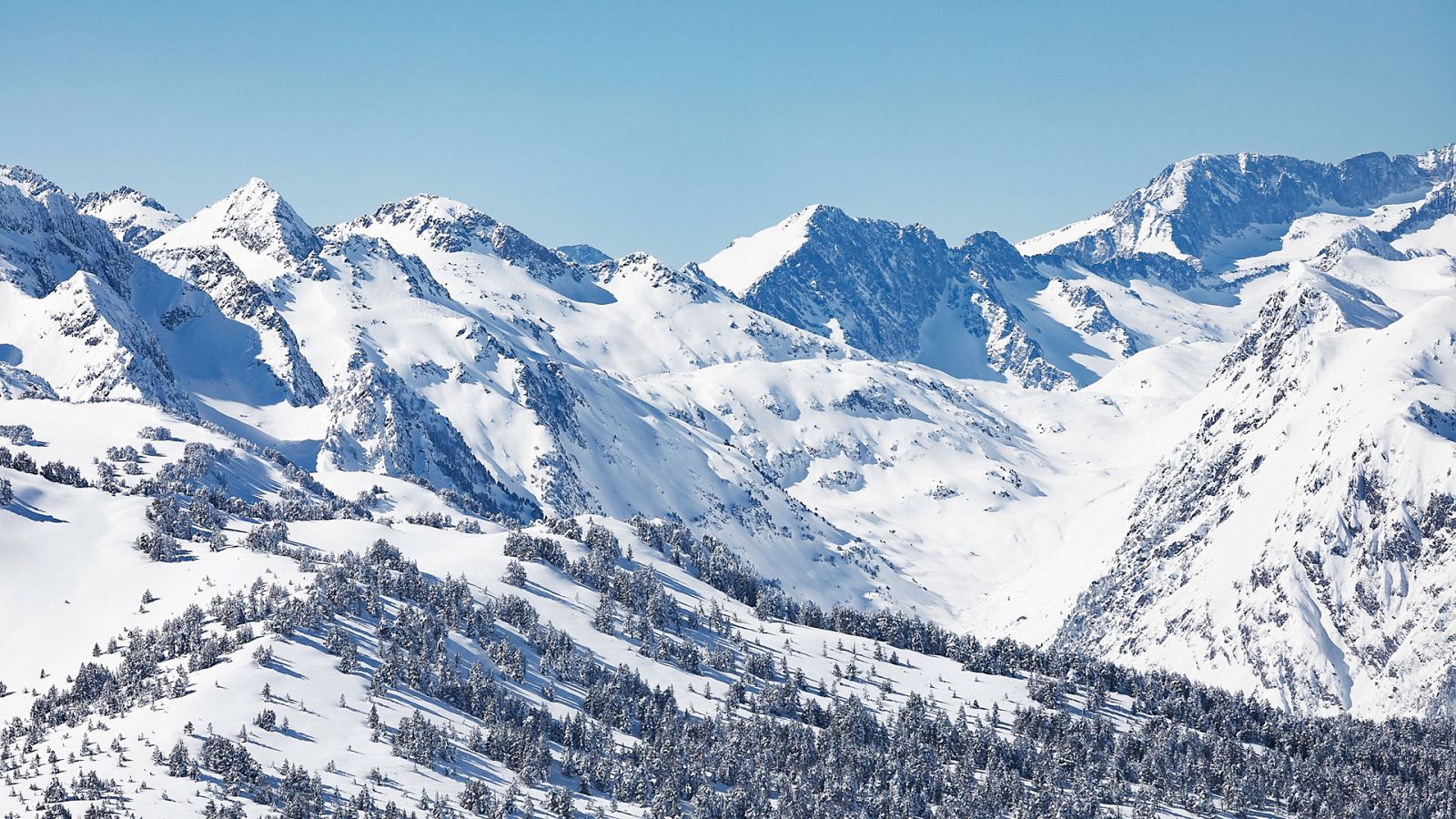 Nevadas en la cordillera Cantábrica y Pirineos