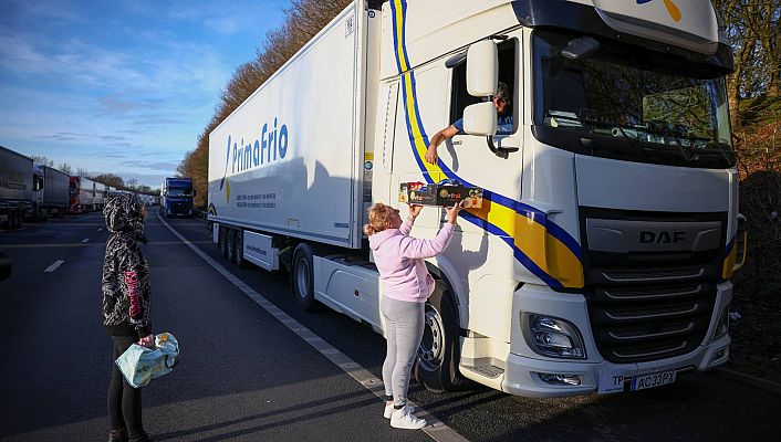 Miles de transportistas continúan atrapados en Dover por sexto día consecutivo