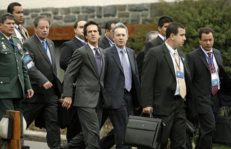 La ciudad argentina de Bariloche reúne a once mandatarios latinoamericanos para tratar el acuerdo entre Colombia y EE.UU., por el que los norteamericanos podrán usar hasta siete bases militares en territorio colombiano.