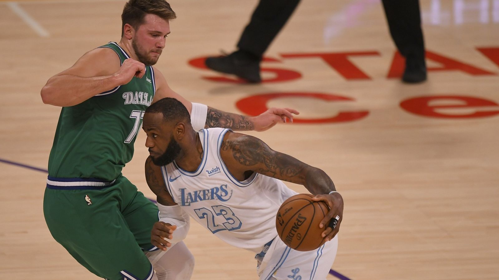 Los Lakers de LeBron se llevan el duelo ante los Dallas de Luka Doncic