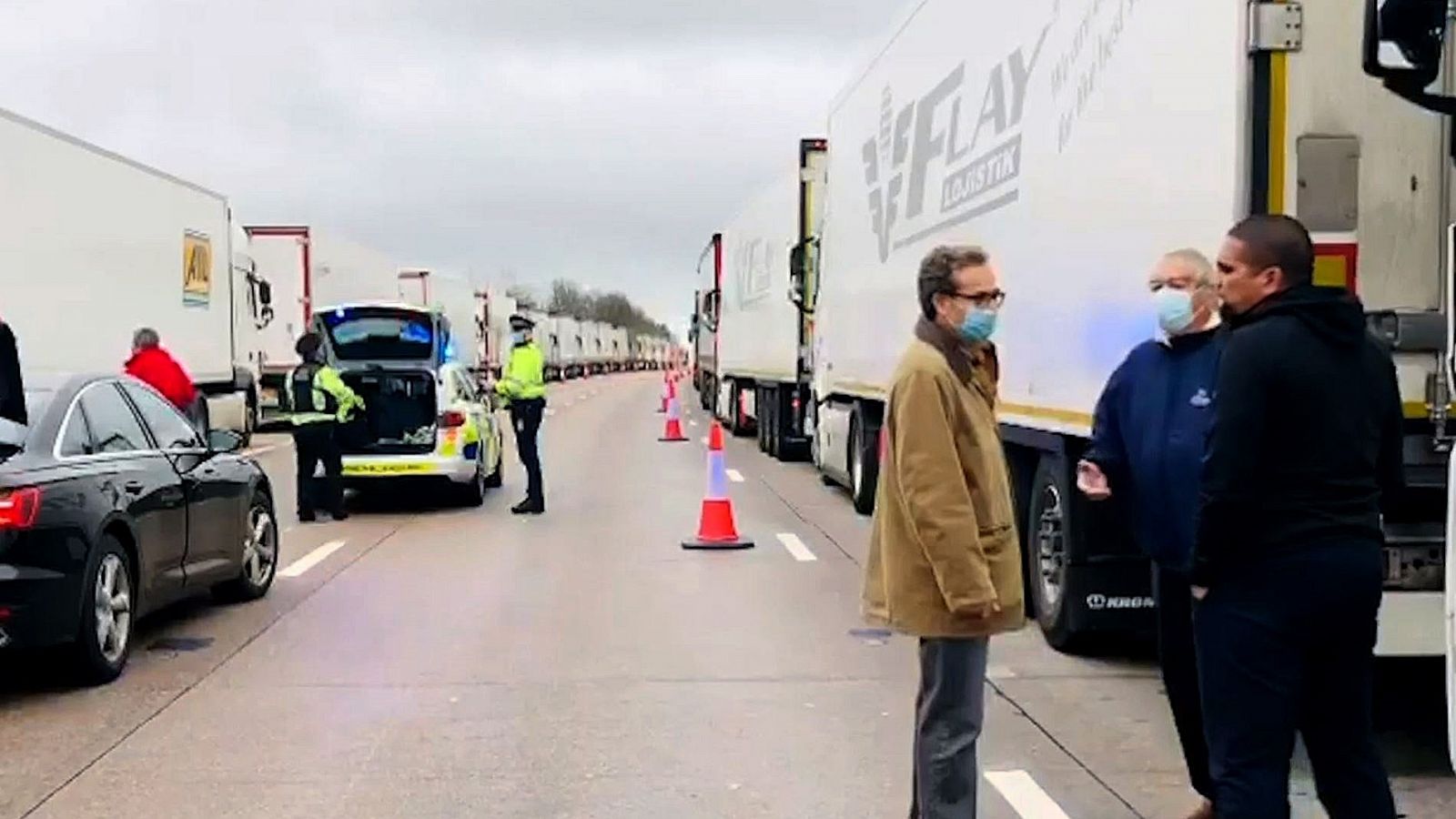 Diplomáticos de la embajada en Londres ofrecen ayuda a los camioneros españoles atrapados en Dover