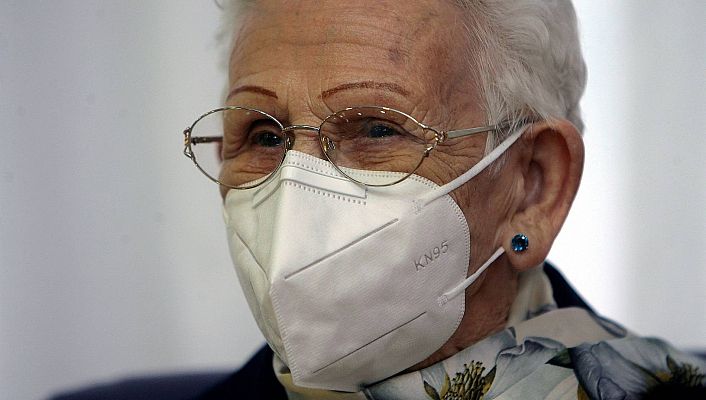 Araceli Rosario, de 96 años, primera mujer en recibir la vacuna en España: "Esperemos que nos deje en paz el virus"