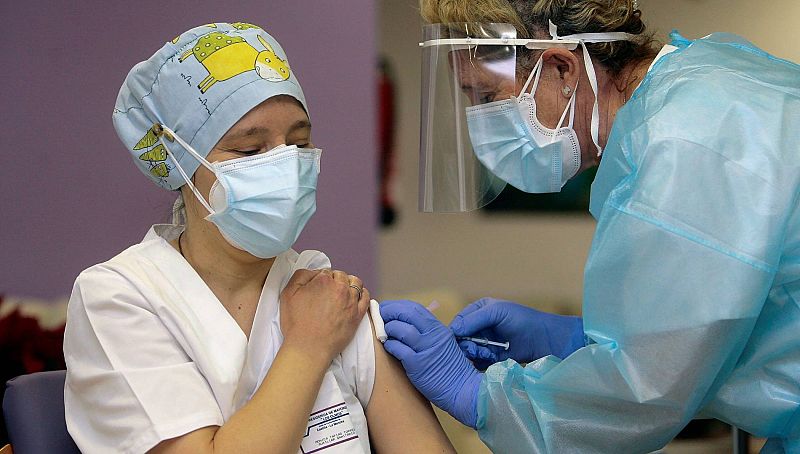 Mónica Tapias, primera sanitaria vacunada: "Es un honor y un orgullo"