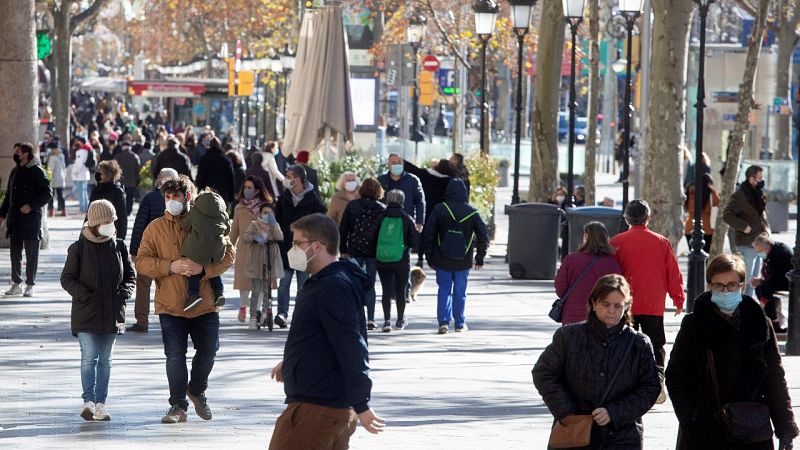 Tras los mayores, el personal de residencias y sanitarios, ¿quiénes serán los siguientes en vacunarse?