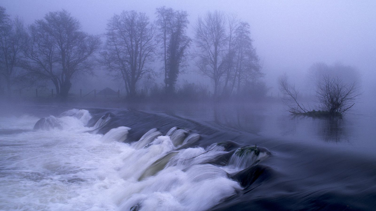 Viento fuerte en la mitad norte e interior este peninsular, litoral mediterráneo y Baleares - ver ahora