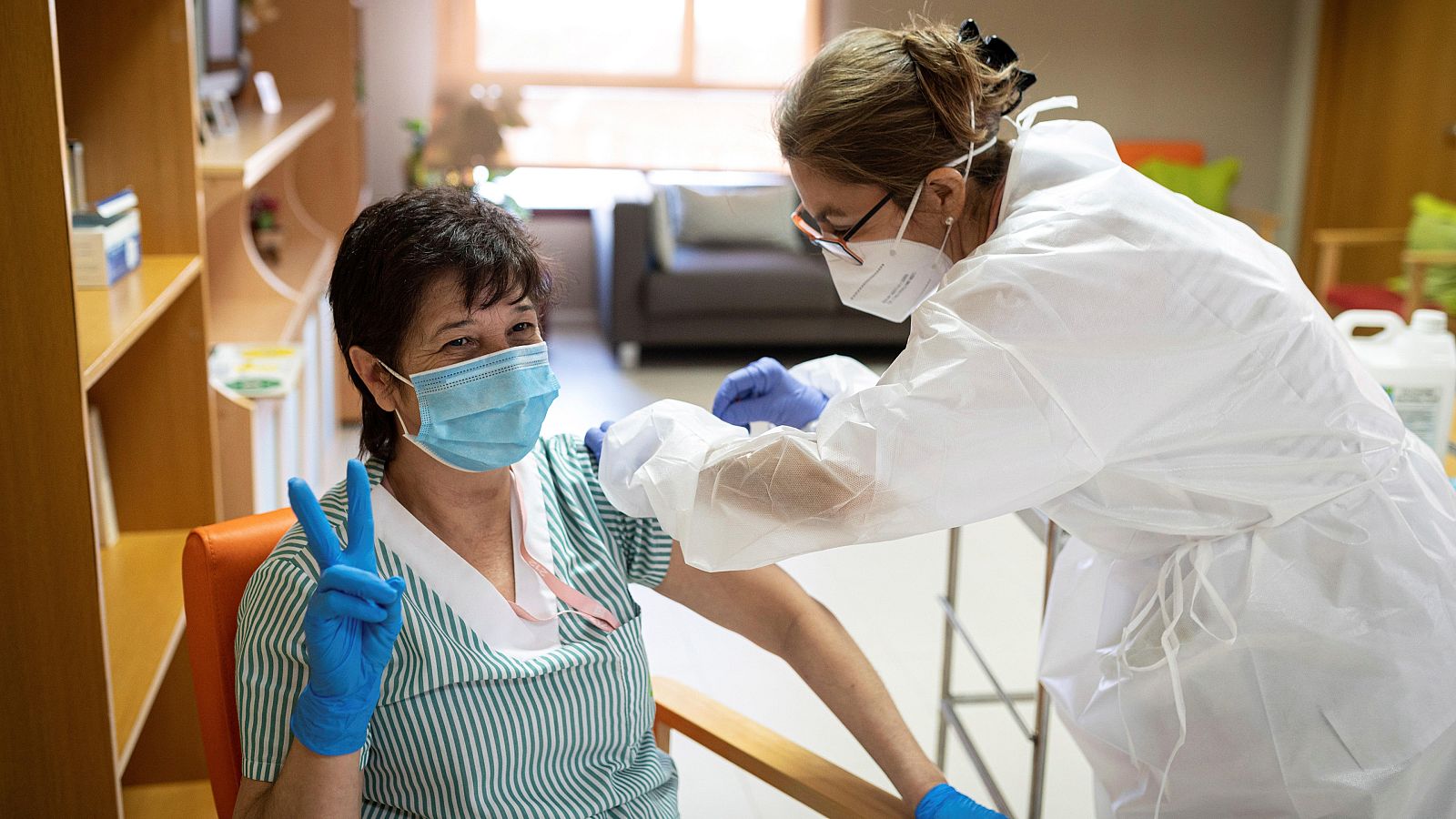 Coronavirus - "Esta vacuna es un hito histórico y profundamente emocionante" - RTVE.es - Telediario 1 | Ver