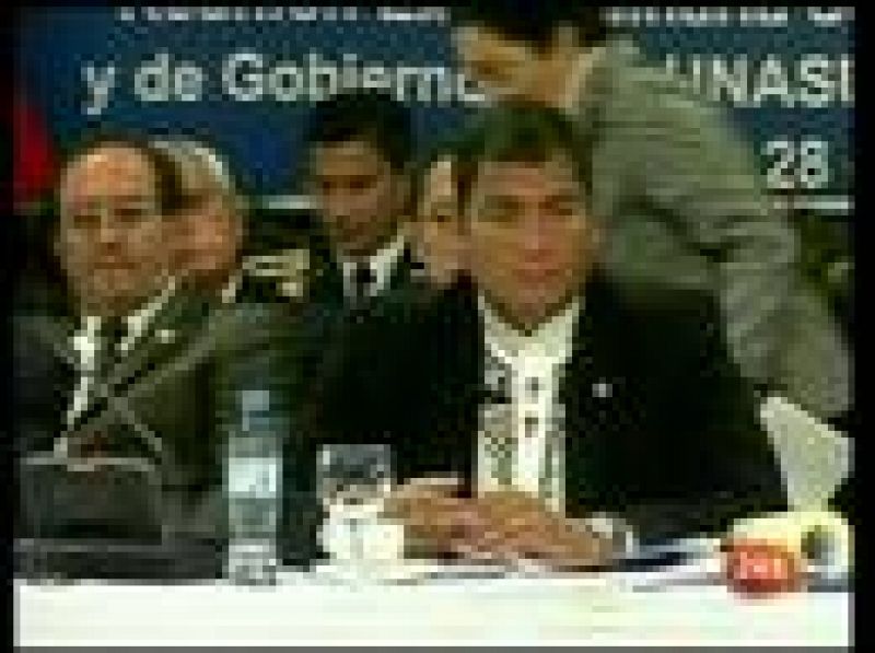 El acuerdo por el que EE.UU. podría usar hasta siete bases colombianas ha centrado la cumbre de Unasur, en la que Correa y Chávez han exigido más claridad al respecto.