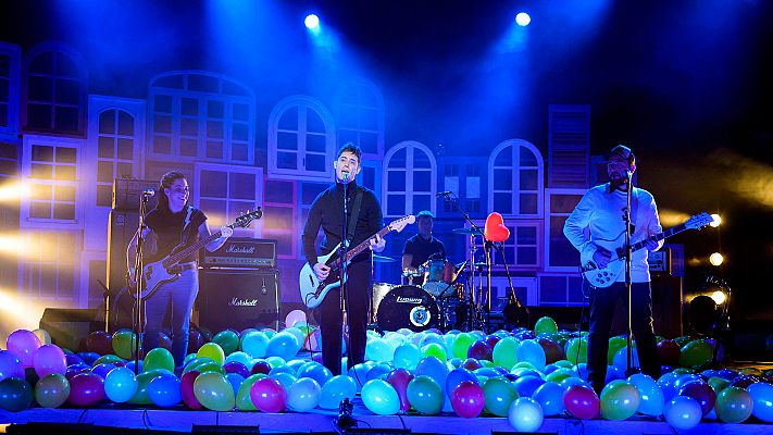 Cachitos de hierro y cromo - El Fin del Mundo  canta "La la love you"