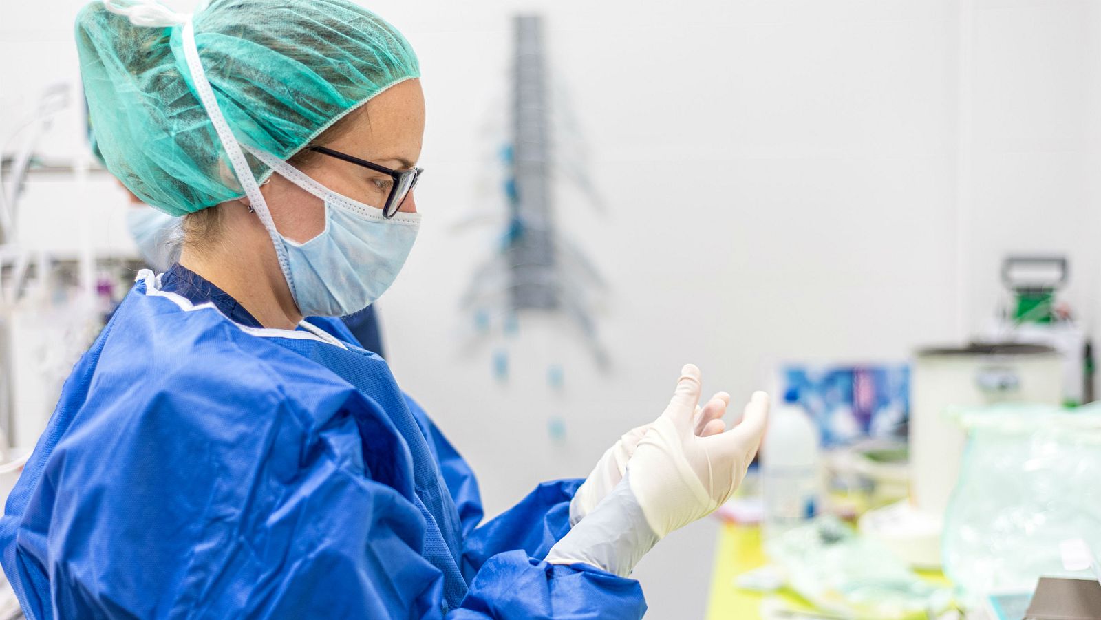 Los expertos debaten sobre la nueva variante de la COVID-19