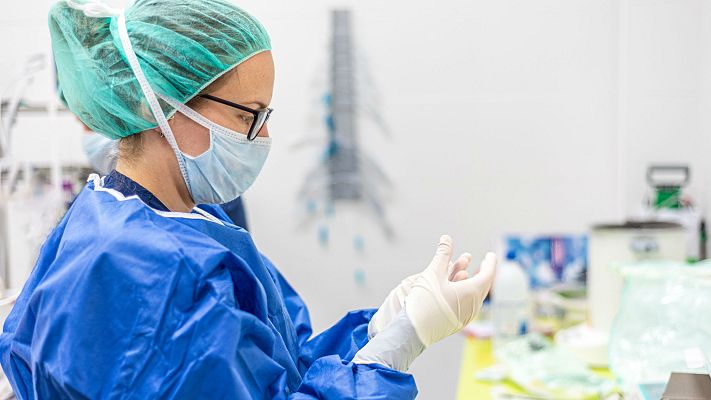 Telediario 1 - Los expertos debaten sobre la nueva variante de la COVID-19