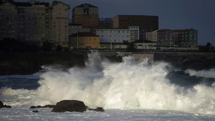 Telediario 1 - El temporal Bella mantiene el norte de España en alerta naranja por nieve y fuerte oleaje