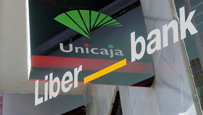 Telediario 1 - Unicaja y Liberbank se unen para formar la quinta mayor entidad de España en la segunda fusión bancaria del año