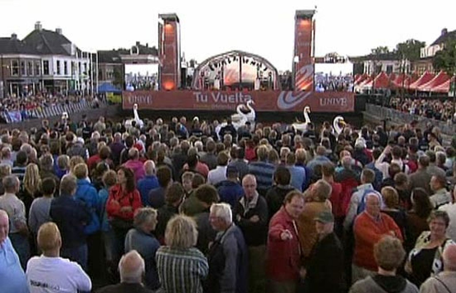 La ciudad de Assen se ha echado a la calle para acudir a la presentación de la Vuelta ciclista a España, que arranca este sábado.