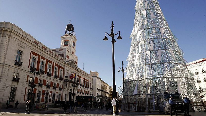 La Puerta del Sol de Madrid se cierra con controles para evitar la celebración de uvas y preuvas