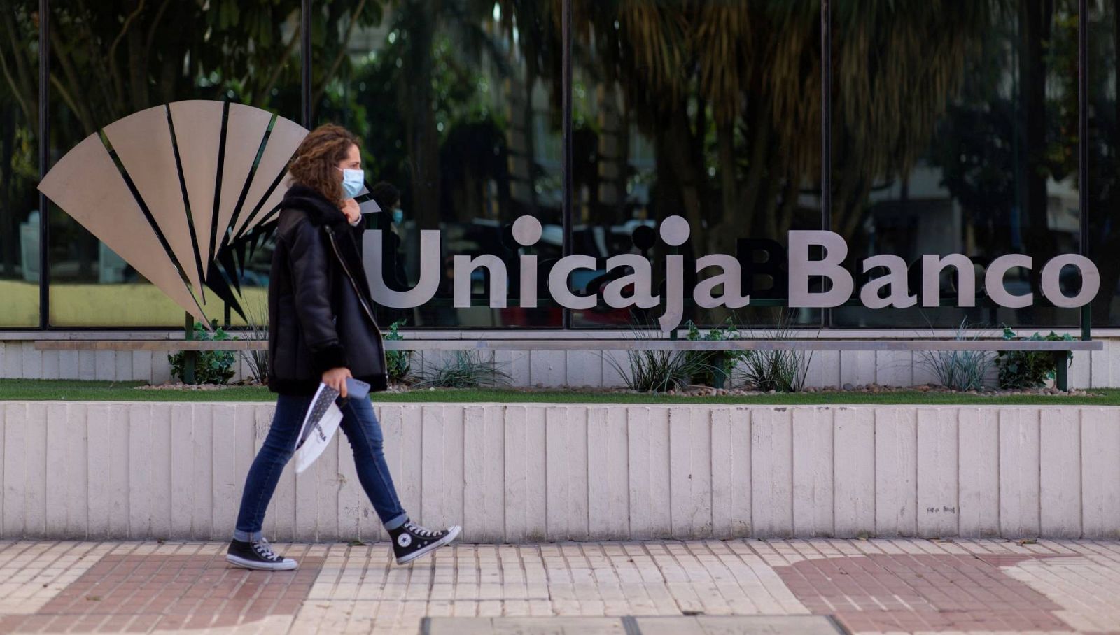 Unicaja y Liberbank se fusionan y abren la puerta a que se unan más bancos