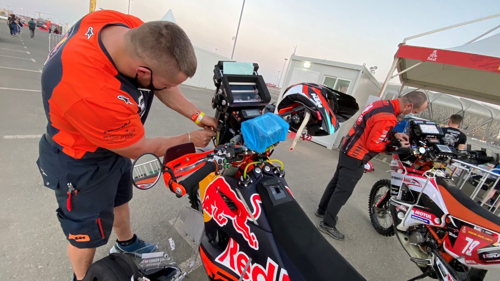 Dakar 2021 | Los pilotos recogen los vehículos tras las PCR | Ver