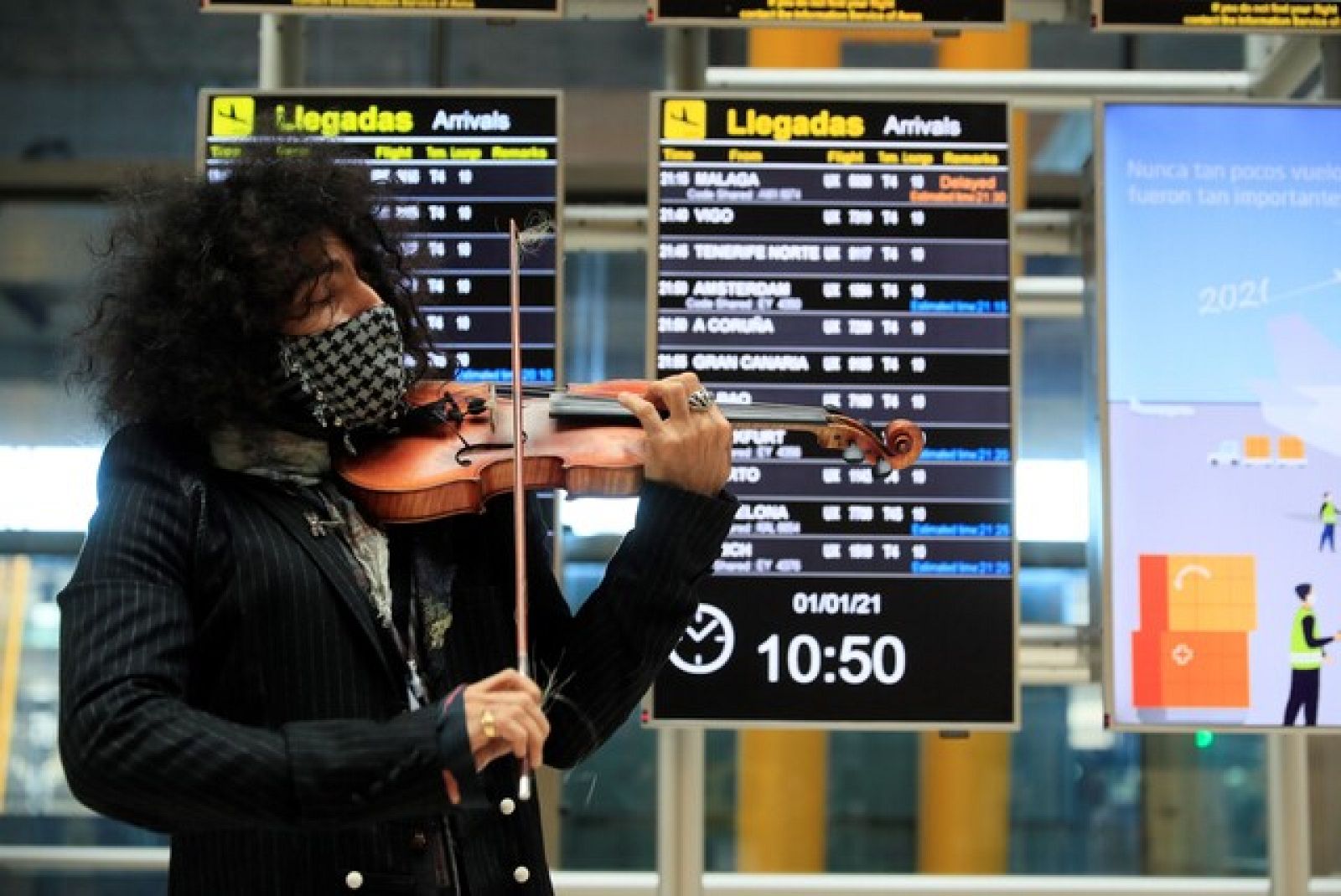 Ara Malikian lleva su música al aeropuerto de Barajas para dar la bienvenida a un "esperanzador" año
