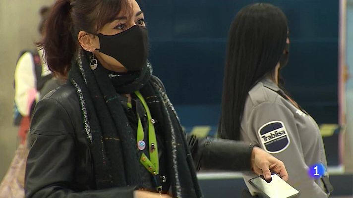 Telediario 1 - Ara Malikian lleva su música al aeropuerto de Barajas para dar la bienvenida a un "esperanzador" año