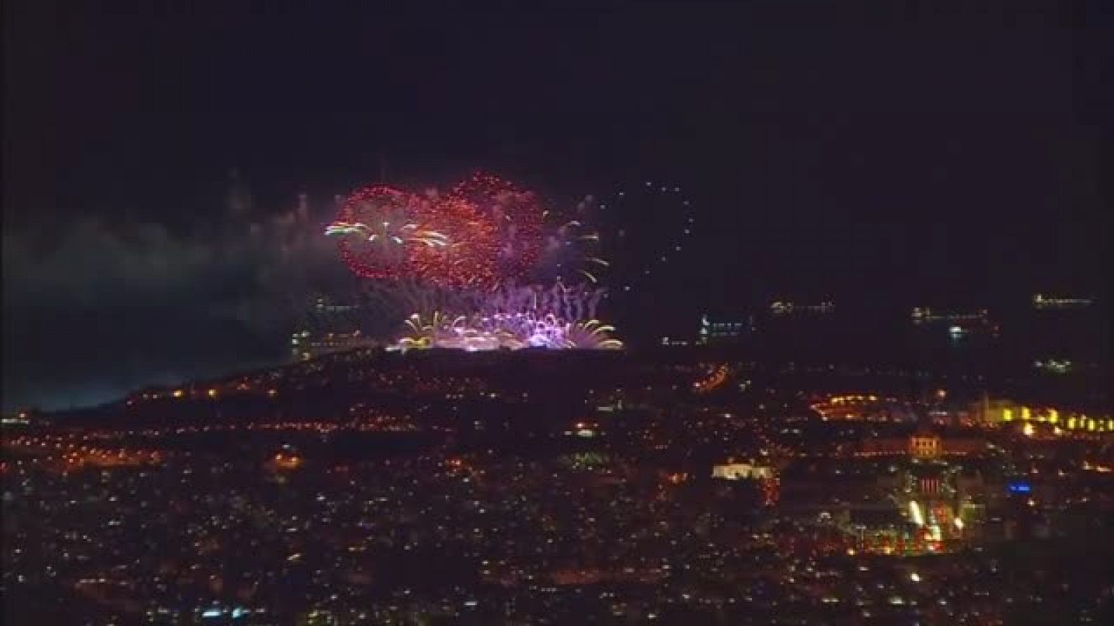 Imatges de l'espectacle de focs artificials la nit de Cap d'Any del 2020 a Barcelona.