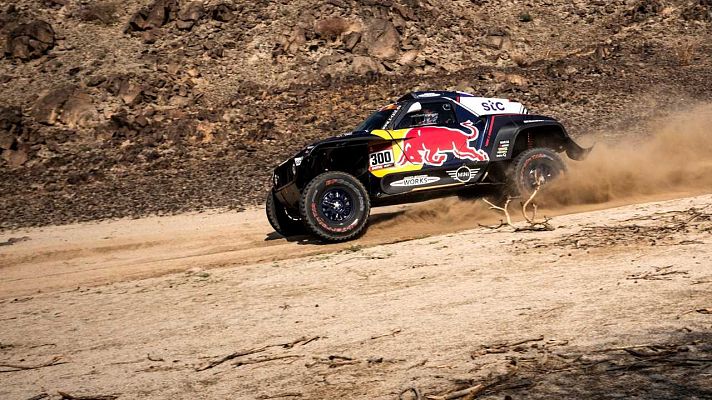 Telediario 1 - Dakar 2021 | Al-Attiyah comienza golpeando primero y Sainz pierde 36 segundos