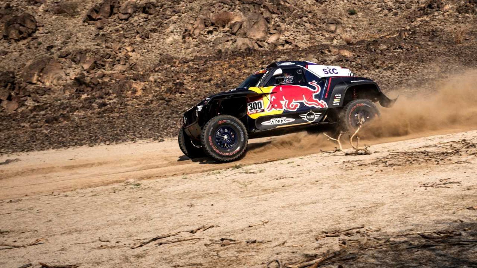 Dakar 2021 | Al-Attiyah comienza golpeando primero y Sainz pierde 36 segundos