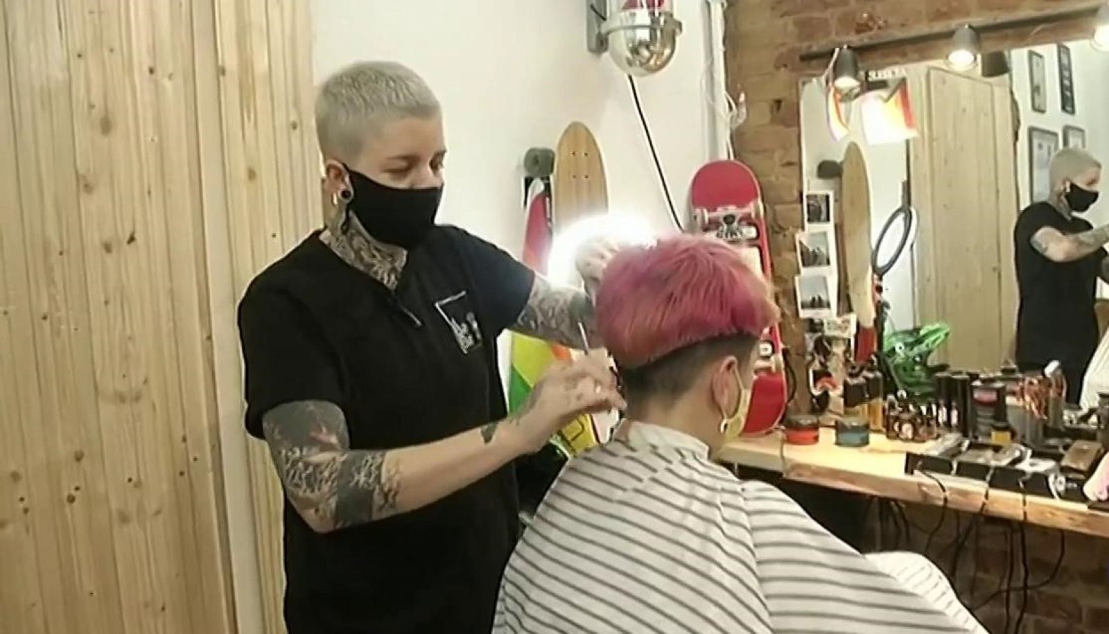 Emprendimiento en plena pandemia: el éxito de una española con la primera barbería queer de Berlín