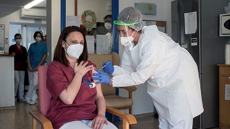Las comunidades intentan acelerar la vacunación tras una primera semana a medio gas