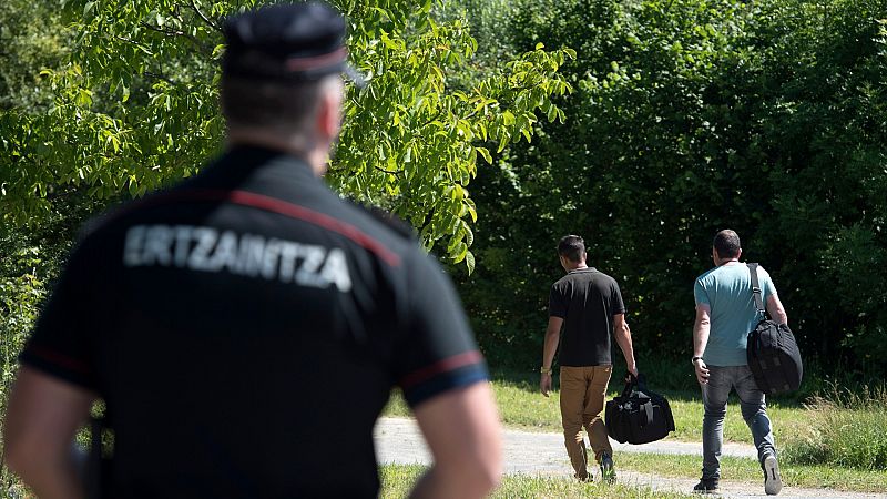 La Ertzaintza investiga el asesinato de la mujer hallada muerta en Aizarnazabal con heridas de arma blanca