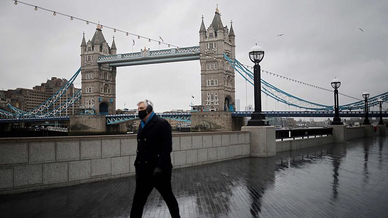 Inglaterra inicia su tercer confinamiento para contener la COVID-19