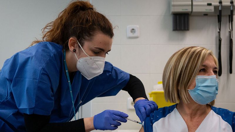 Los expertos científicos sobre retrasar la segunda dosis de la vacuna de la Covid-19: "hay que seguir los protocolos de los fabricantes"