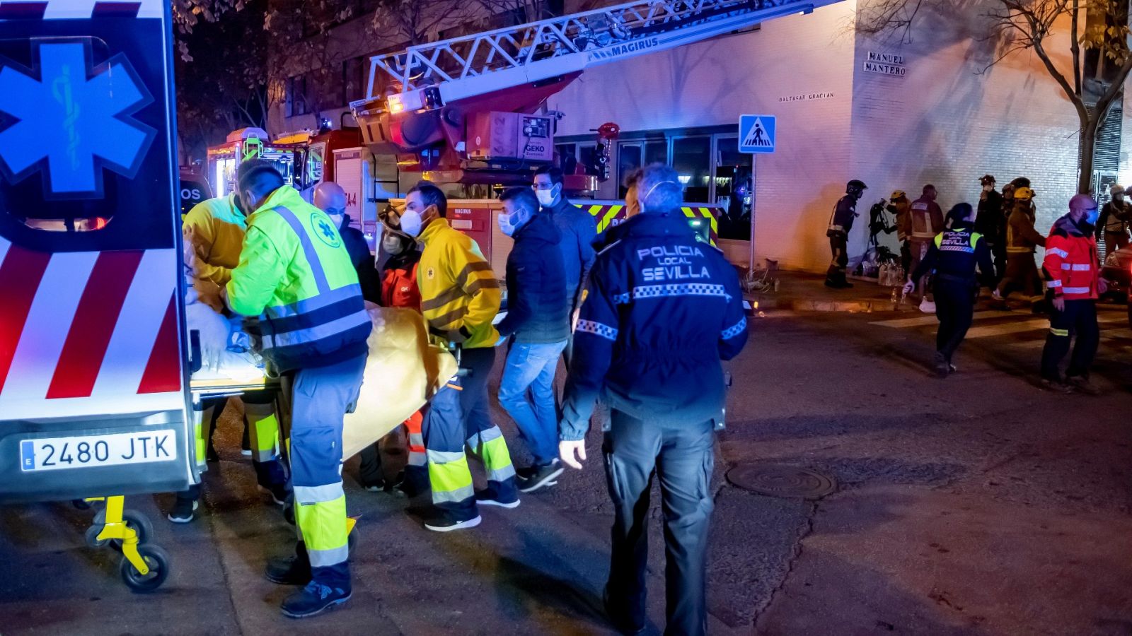 Una anciana muerta y cinco heridos graves tras un incendio en una residencia de Sevilla