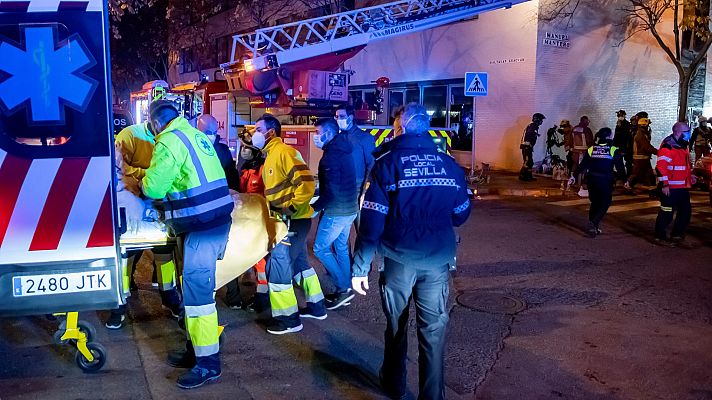 Una anciana muerta y cinco heridos graves tras un incendio en una residencia de Sevilla