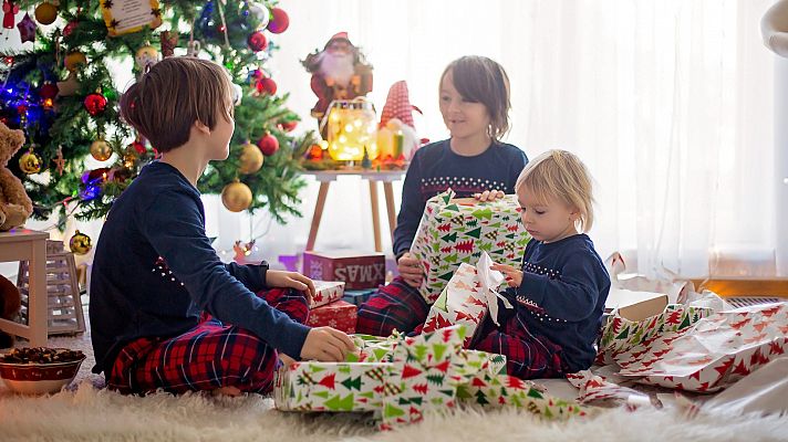 Los niños abren sus regalos tras la noche de Reyes más atípica