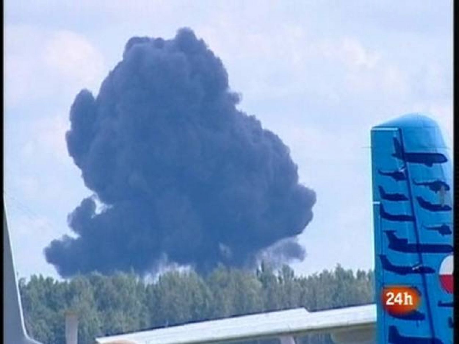 Un avión de la Fuerza Aérea Bielorrusa se ha estrellado en Polonia mientras participaba en una exhibición de vuelo acrobático. Los dos pilotos han muerto en el accidente.