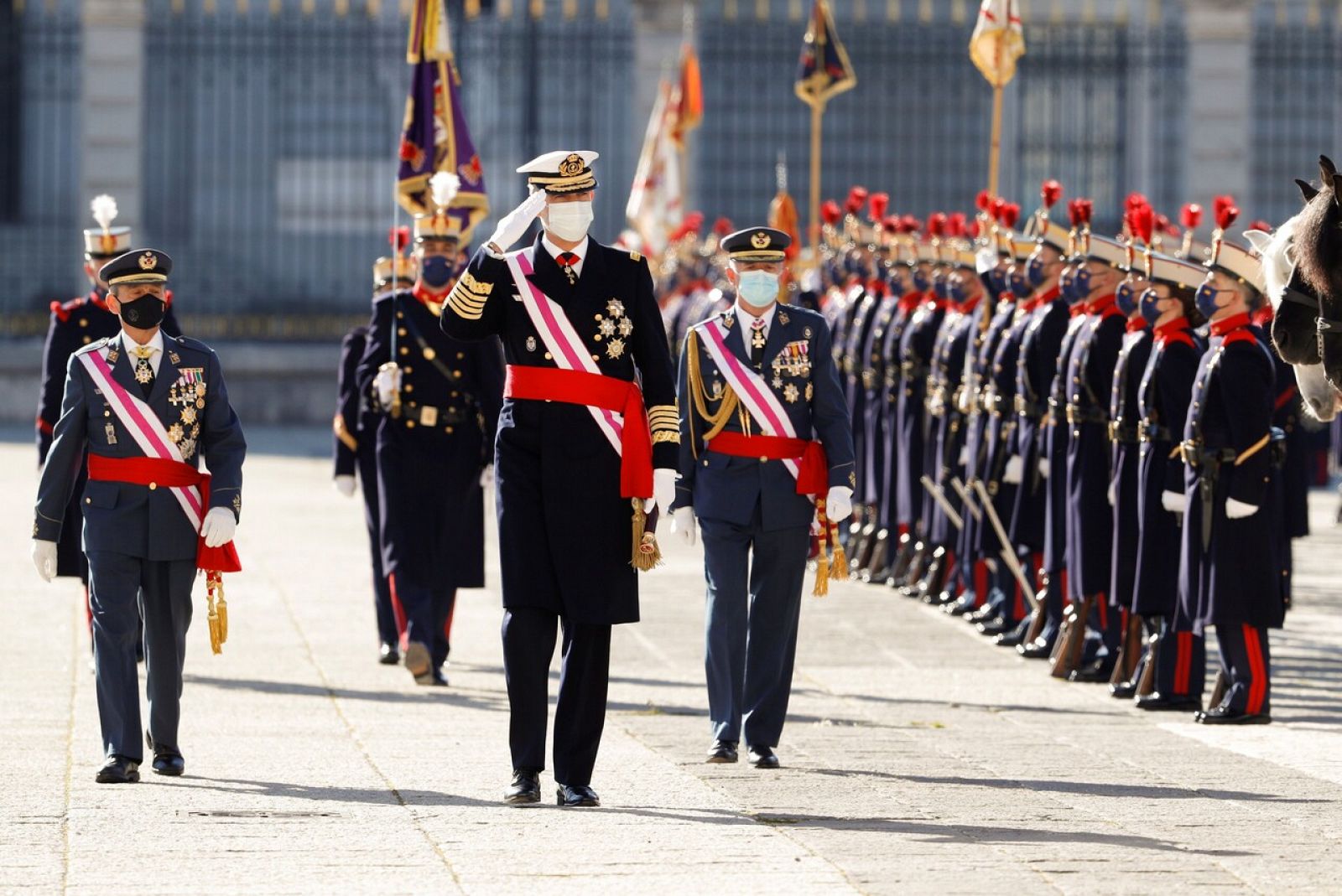 El rey recuerda al Ejército su compromiso con la Constitución y alaba su "esfuerzo" durante la pandemia