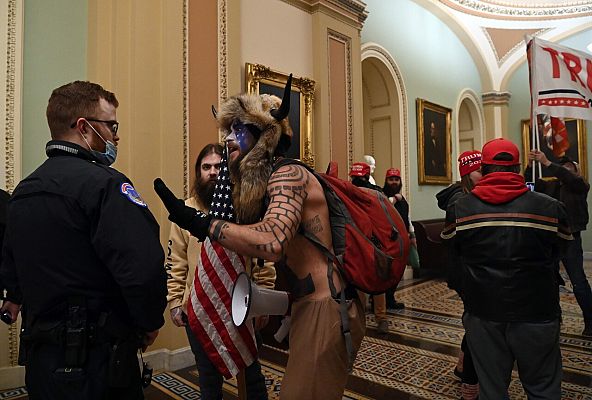 Seguidores de Trump irrumpen en el Capitolio e interrumpen la sesión del Congreso